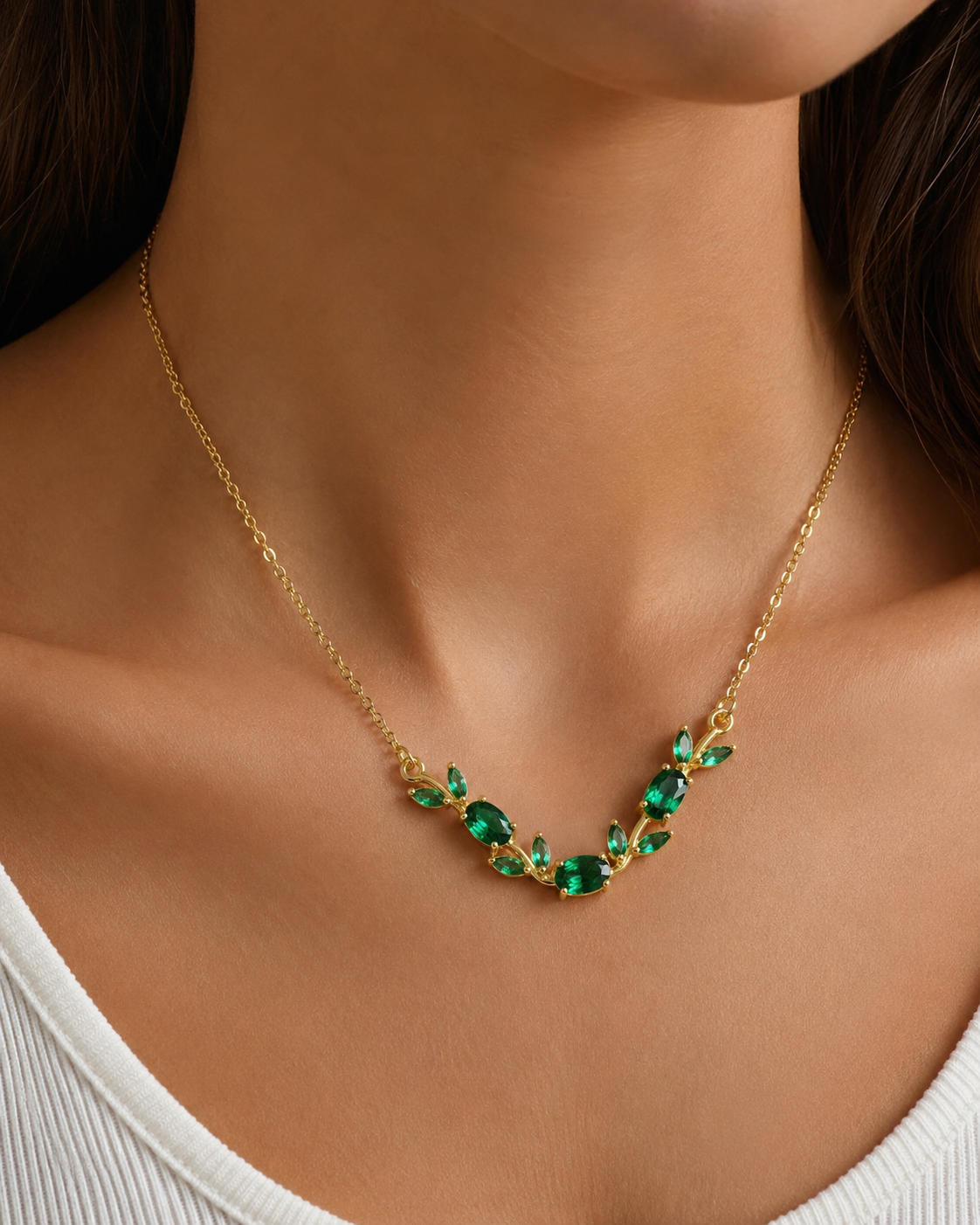 Collier ELYRA Emerald – Élégance Dorée aux Pierres Vert Émeraude
