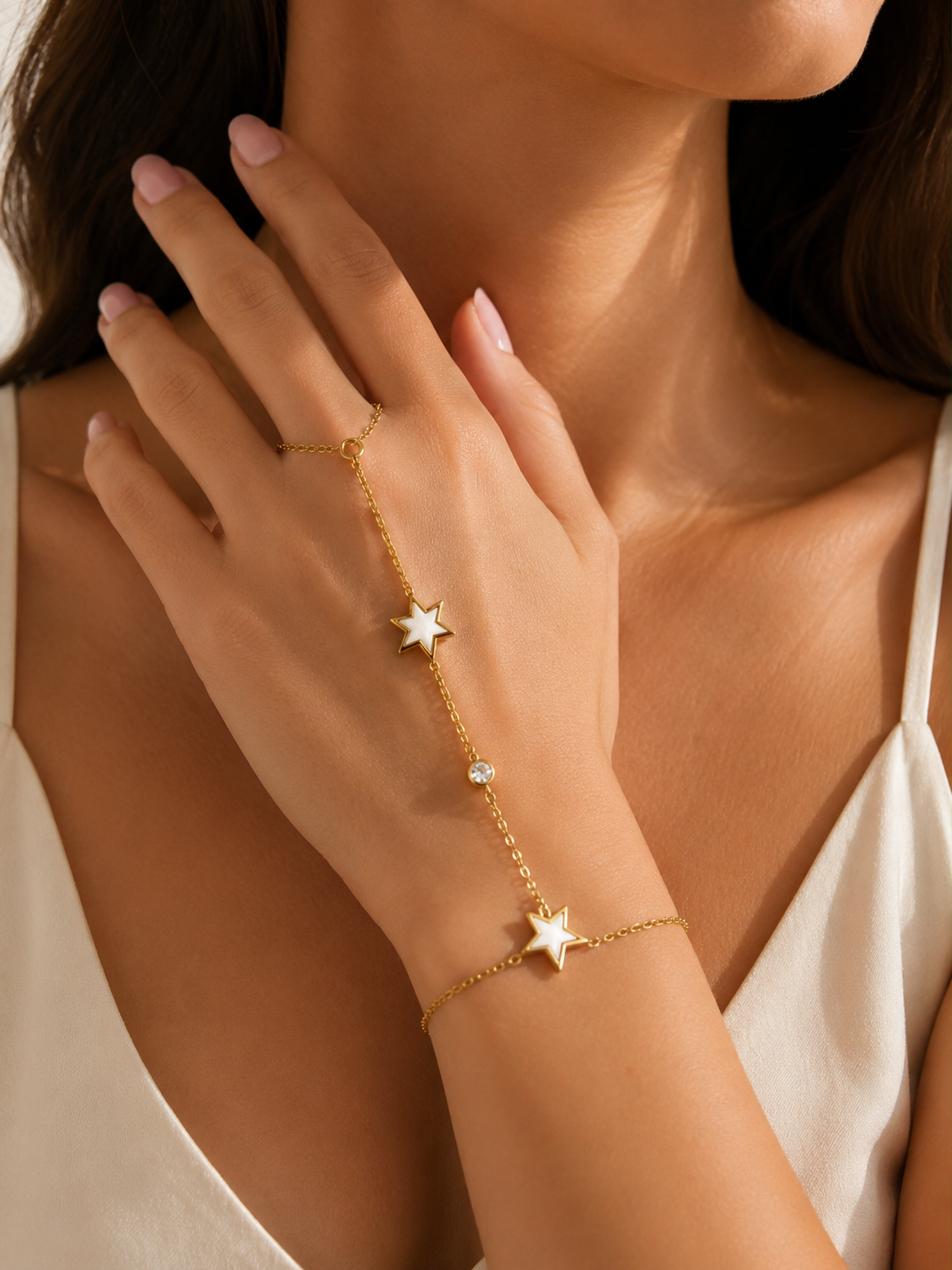Bracelet de Main ELYRA Étoile – Chaîne Dorée & Cristal Scintillant