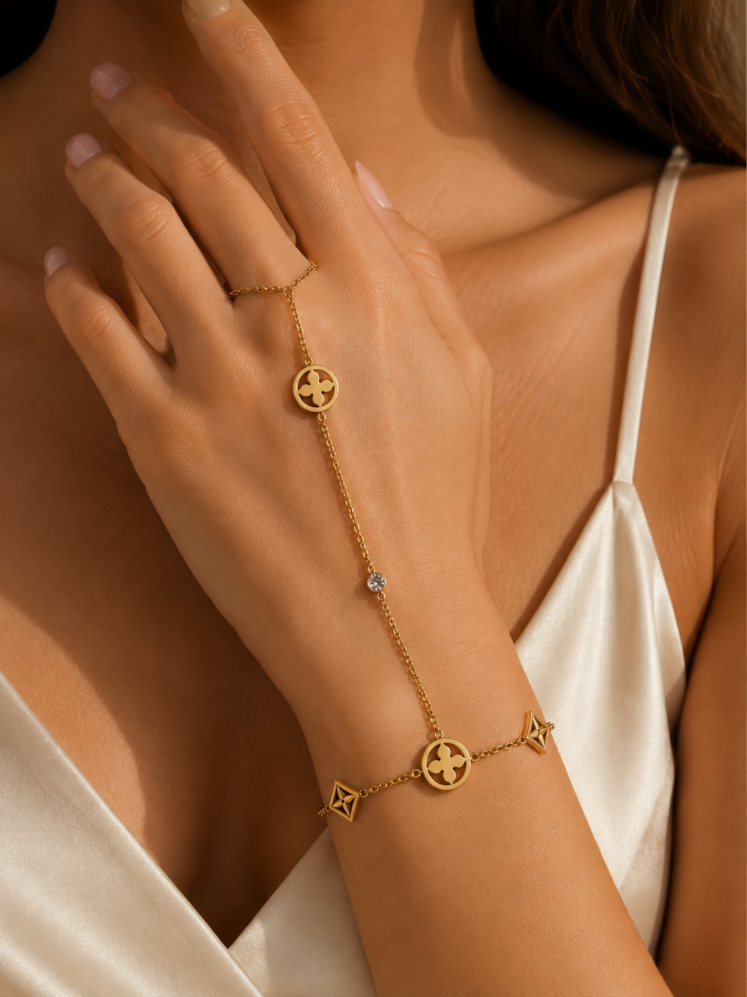 Bracelet de Main ELYRA Trèfle – Bijou Doré Élégant & Cristal Scintillant