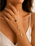 Bracelet de Main ELYRA Trèfle – Bijou Doré Noir & Nacré